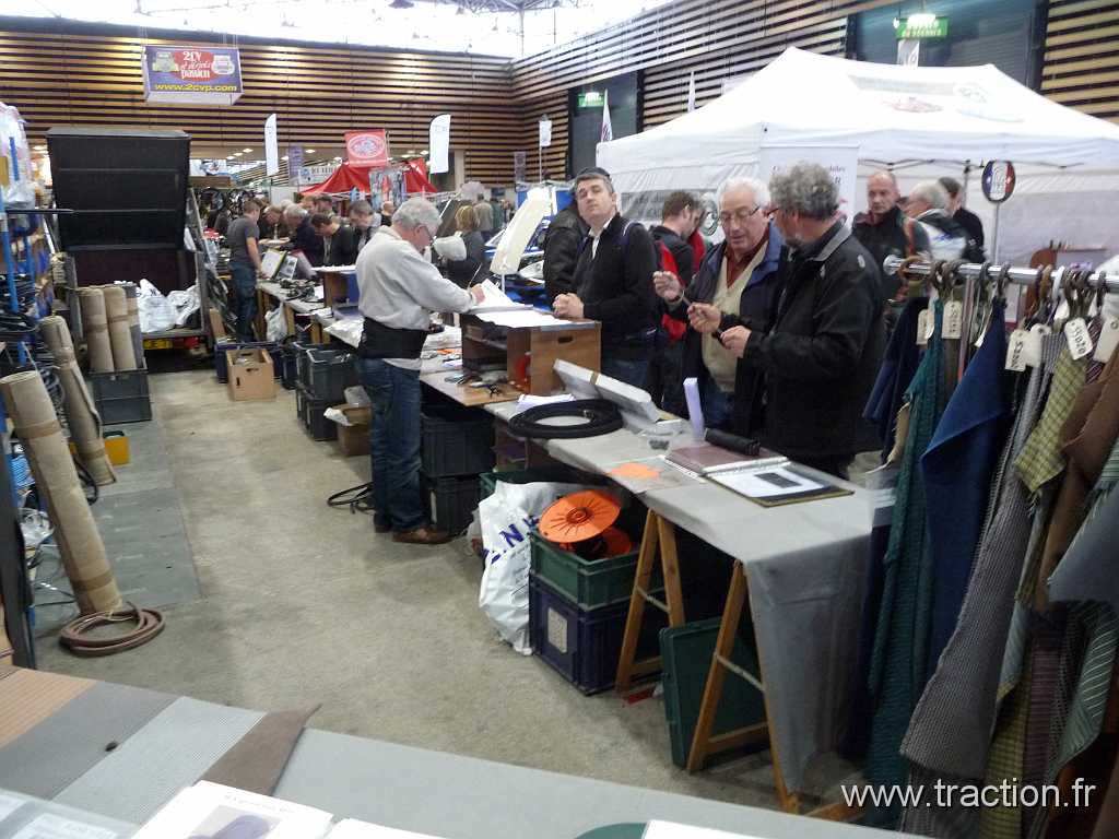 2011_epoquauto (138).jpg - 05/11/2011 - 69000 LYON - EPOQU'AUTO - 33ème Salon International Autos & Motos Anciennes - Jean-Luc commande les tapis de sol pour la 4CV de Rachel chez ENPI